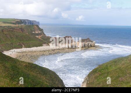 Guardando verso le scogliere di Bempton da Thornwick Bay sulla East Yorkshire Coast, Regno Unito Foto Stock