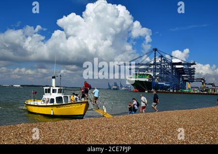 Traghetto da Felixstowe a Harwich, che si chiama sulla spiaggia accanto al porto di Felixstowe, Suffolk, Regno Unito Foto Stock