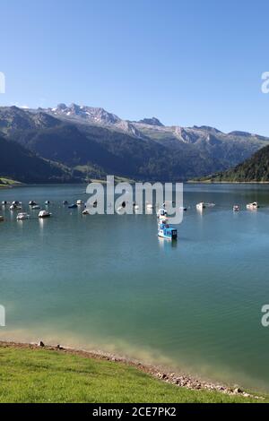 Lago di Wägitalersee con barche nelle alpi, Svizzera Foto Stock