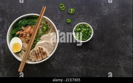 Tagliatelle asiatiche di Miso Ramen con uova, pollo e cavolo di pak Choi in ciotola. Foto Stock