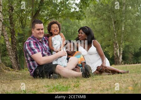 Ritratto di una famiglia multiculturale Foto Stock