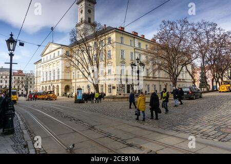 Piazza del Municipio di Lviv al centro della città con i turisti a piedi, Ucraina Foto Stock