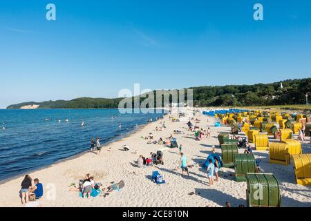 La vivace spiaggia di Binz nell'estate 2020, Rügen, Meclemburgo-Vorpommern, Germania Foto Stock