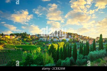 Cerreto Guidi paese e vigneti al tramonto. Toscana, Italia Europa. Foto Stock