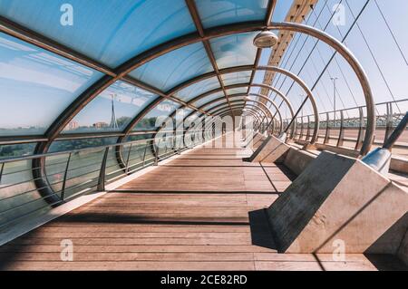 Dall'interno della moderna passerella metà coperta terzo millennio Ponte a forma di cono a Saragozza Spagna durante la limpida giorno Foto Stock