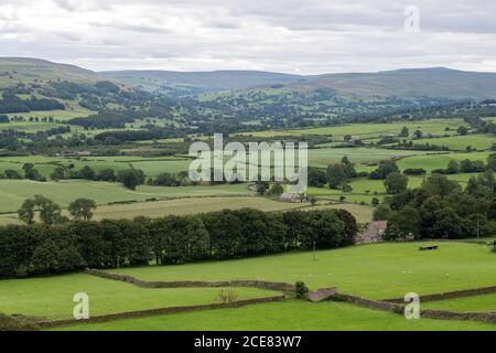 Una vista dal Castello di Bolton che guarda su Wensleydale nel Yorkshire Dales National Park Foto Stock