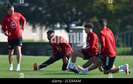 Wales' Gareth Bale (a sinistra) e Hal Robson-Kanu (seconda a sinistra) durante una sessione di allenamento al vale Resort, Hensol. Foto Stock