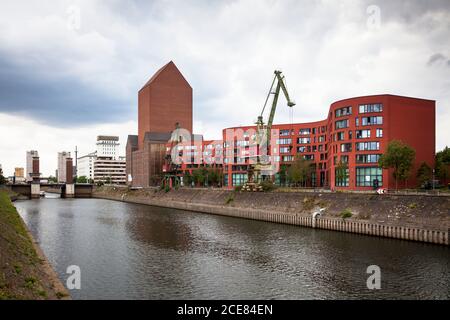 Il Landesarchiv NRW nel porto interno del Reno, edificio storico di stoccaggio del Rheinisch-Westfaelische Speditions-Gesellschaft e l'estensione buil Foto Stock