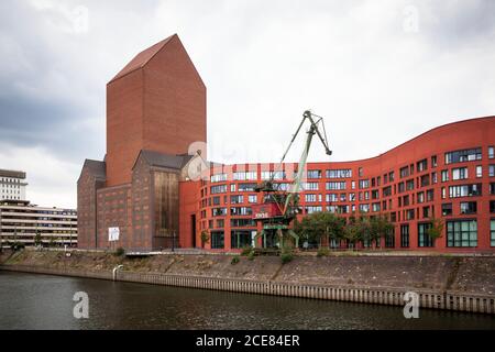 Il Landesarchiv NRW nel porto interno del Reno, edificio storico di stoccaggio del Rheinisch-Westfaelische Speditions-Gesellschaft e l'estensione buil Foto Stock