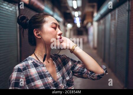 Donna con cuffia in corridoio sotterraneo Foto Stock