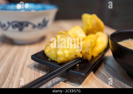 Piatti tradizionali taiwanesi, tra cui ciotola con zuppa di noodle spuntini fritti Foto Stock