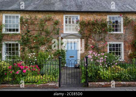 L'esterno di un tipico cottage di campagna inglese in estate con fiori fioriti nel giardino anteriore, hambledon hampshire Foto Stock