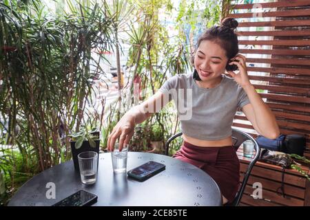 Asian Woman guardare video su smartphone Foto Stock
