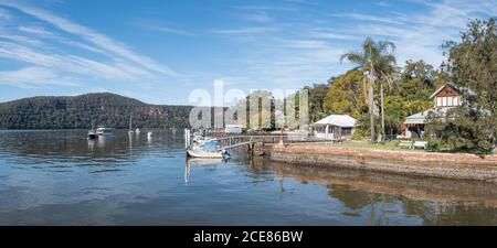 Case e barche ormeggiate lungo la costa nord-est di Dangar Island sul fiume Hawkesbury a nord di Sydney, Australia Foto Stock