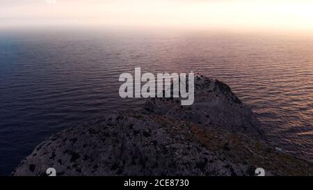 Lanterna Cap de Formentor, alba di colore rosa sul faro a Capo Formentor nella costa del Nord di Maiorca, Spagna. . Foto di alta qualità Foto Stock