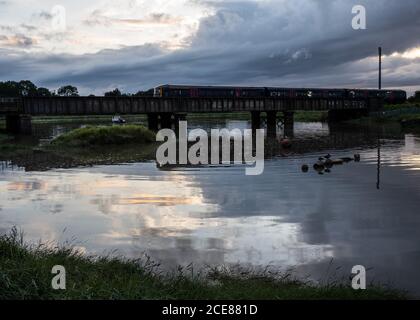 Un treno passeggeri attraversa il viadotto River Trym a Sea Mills sulla ferrovia Severn Beach Line a Bristol. Foto Stock