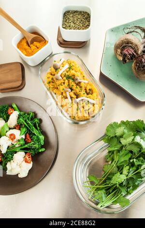 Dall'alto della ciotola di purea di zucca con funghi e. insalata di broccoli e formaggio Foto Stock