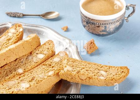 Un primo piano di un cantucci con una tazza di caffè Foto Stock