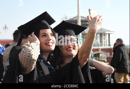 Gli studenti che festeggiano all'esterno dopo il. Cerimonia di laurea invernale dell'Università di Brighton, tenutasi al Brighton Center il 07 febbraio 2020 Foto Stock