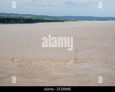 La Foresta di Dean e l'estuario del fiume Severn visto dal ponte Severn nel Gloucestershire. Foto Stock