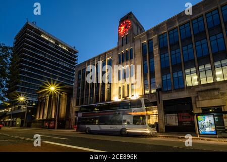 Un First Bus a due piani si ferma fuori dall'edificio art deco 33 dell'ufficio di Colston Avenue nel centro di Bristol. Foto Stock