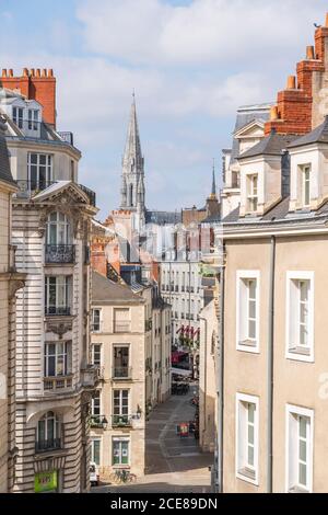 Nantes (Francia nord-occidentale): Strada pedonale nel quartiere storico di Bouffay e la Basilica di Saint-Nicolas vista dal Castello della Du Foto Stock