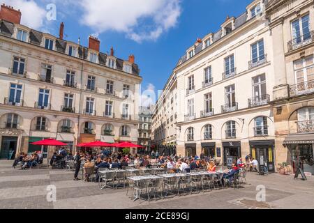 Brest (Francia nord-occidentale): Facciate di edifici e caffè terrazze in piazza 'Place Bouffay', nel centro storico Foto Stock