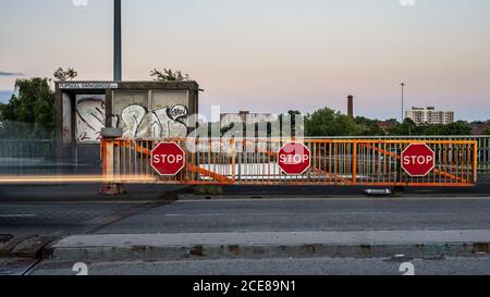 Il traffico scorre sulla strada A370 Brunel Way attraverso il Plimsoll Swingbridge al Bacino Cumberland sul porto galleggiante di Bristol. Foto Stock