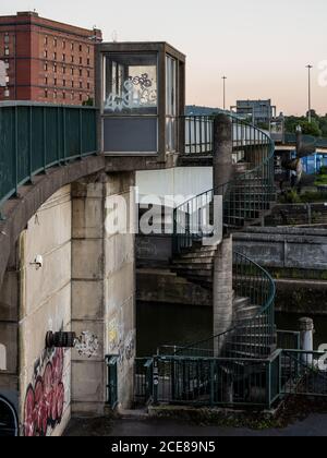 Una scala a chiocciola di cemento conduce dalla banchina del Bacino di Cumberland al cavalcavia del Ponte di Pimsoll sul Porto galleggiante di Bristol. Foto Stock