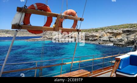 Nave a vela nella laguna blu dell'isola di Comino, Malta Foto Stock