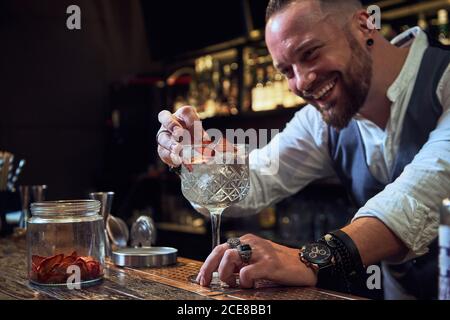 Immagini Stock - Bel Barman In Grembiule Che Prepara Cocktail In Vetro Con  Shaker. Image 112437347