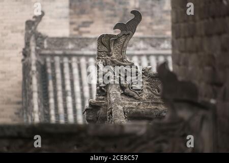 Elemento in shabby ornamentale di un santuario buddista invecchiato in pietra A Shanxi Foto Stock