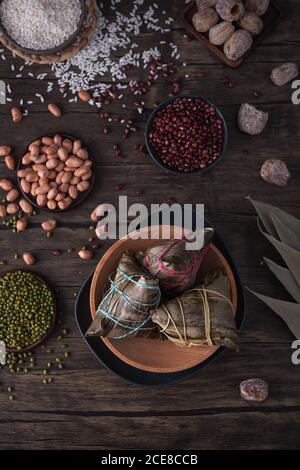 Tradizionali gnocchi di riso cinesi chiamati Zongzi. Solitamente li mangiano durante il festival tradizionale della barca del drago nel mese di giugno. Foto Stock