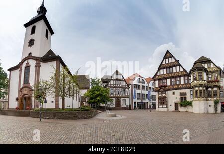 Hoexter, NW / Germania - 2 agosto 2020: La piazza della città nel centro della città vecchia di Hoexter sul Weser Foto Stock