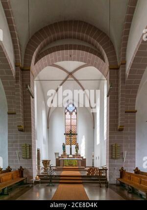 Hoexter, NW / Germania - 2 agosto 2020: Vista dell'altare nella chiesa storica di San Kiliani i n Hoexter Foto Stock