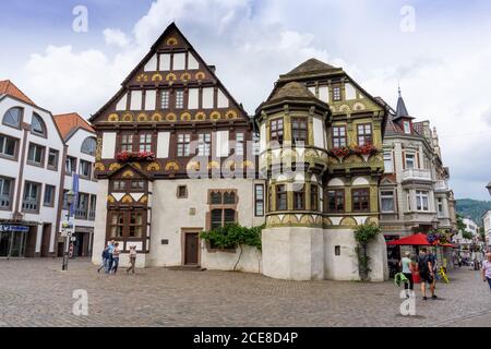 Hoexter, NW / Germania - 2 agosto 2020: Belle vecchie case in legno hlf a Hoexter sul Weser in stile rinascimentale Weser Foto Stock