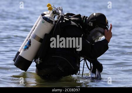 Dresda, Germania. 28 Agosto 2020. Tuffatore con muta e serbatoi di ossigeno sul retro poco prima dell'immersione Credit: Tino Plunert/dpa-Zentralbild/ZB/dpa/Alamy Live News Foto Stock