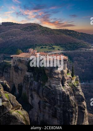 Il monastero agrifoglio di Meteora Grecia. Formazioni rocciose di arenaria. Foto Stock