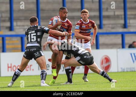 Jordan Turner (4) di Huddersfield Giants è affrontato da Joe Cator (15) di Hull FC e Jordan Johnstone (16) di Carena FC Foto Stock