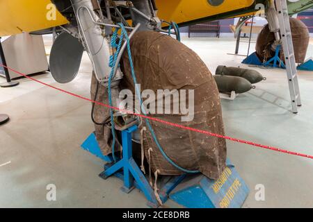 La ruota motrice sinistra sul prototipo di zanzara DH98, il primo prototipo originale in mostra al De Havilland Museum, London Colney, UK Foto Stock