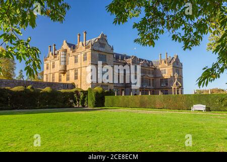 L'impressionante fronte est illuminato dal sole autunnale a Montacute, Somerset, Inghilterra, Regno Unito Foto Stock