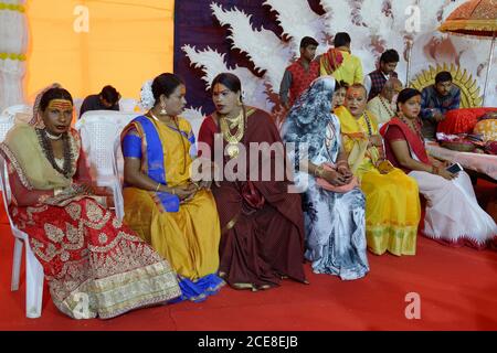 Hijra gruppo comunitario, di Allahabad Kumbh Mela, più grande del mondo di raccolta religiosa che, Uttar Pradesh, India Foto Stock