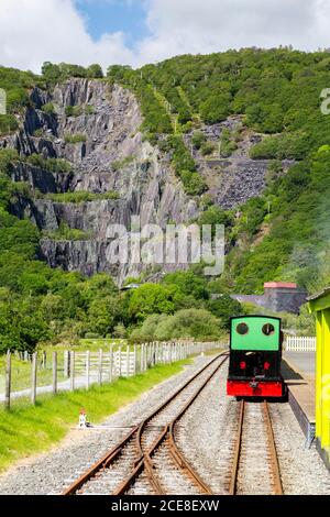 'Dolbadarn' un ex motore per carri armati in cava di ardesia presso la stazione di Llanberis sulla Llanberis Lake Railway, Gwynedd, Galles, Regno Unito Foto Stock