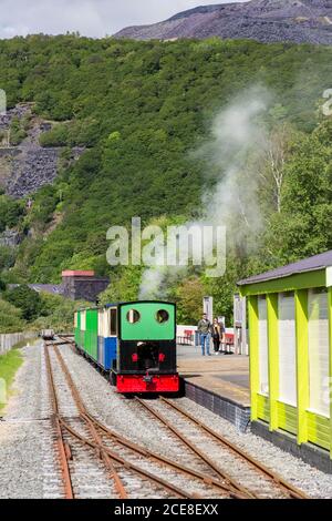 'Dolbadarn' un ex motore per carri armati in cava di ardesia presso la stazione di Llanberis sulla Llanberis Lake Railway, Gwynedd, Galles, Regno Unito Foto Stock