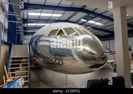 Fusoliera di un De Havilland DH 106 Comet 1, il primo aereo a turbotjet al mondo, esposto al De Havilland Museum, London Colney, Regno Unito. Foto Stock