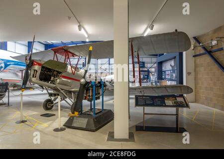 Un De Havilland DH 82A Tiger Moth in mostra al De Havilland Museum, London Colney, UK. Foto Stock