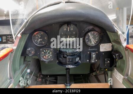 Vista all'interno dell'abitacolo di una Tiger Moth De Havilland DH 82A in mostra al De Havilland Museum, London Colney, Regno Unito. Foto Stock