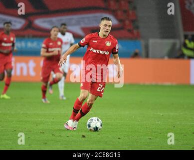 BayArena Leverkusen, Germania 17.6.2000, Calcio: Bundesliga stagione 2019/20 giorno 32, Bayer 04 Leverkusen (B04, rosso) vs FC Colonia (CGN, bianco) - Florian Wirtz (Bayer 04 Leverkusen) a causa della pandemia di Corona tutte le partite tedesche si svolgono in stadi vuoti senza spettatori credito: Maik Hoelter/Kolportvia / Kolport2POM Foto Stock