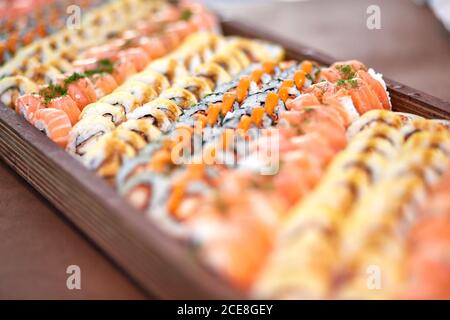 Alto angolo di sushi e panini assortiti e appetitoso contenitori in plastica in negozio Foto Stock