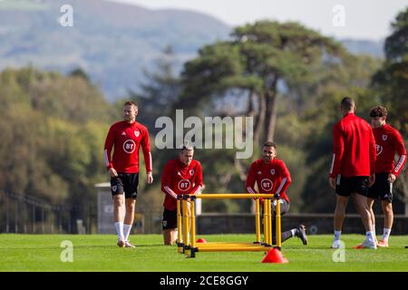 Hensol, Galles, Regno Unito. 31 Agosto 2020. Chris Gunter, Gareth Bale e Hal Robson-Kanu si allungano durante l'allenamento della nazionale gallese al vale Resort, prima delle partite della UEFA Nations League contro Finlandia e Bulgaria, mentre il calcio internazionale riprende dopo lo scoppio del coronavirus. Credit: Mark Hawkins/Alamy Live News Foto Stock